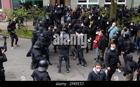 Amburgo, Germania. 01 Maggio 2021. Gli agenti di polizia circondano un gruppo di manifestanti di sinistra in una strada laterale non lontano dalla stazione ferroviaria principale. Credit: Daniel Reinhardt/dpa/Alamy Live News Foto Stock