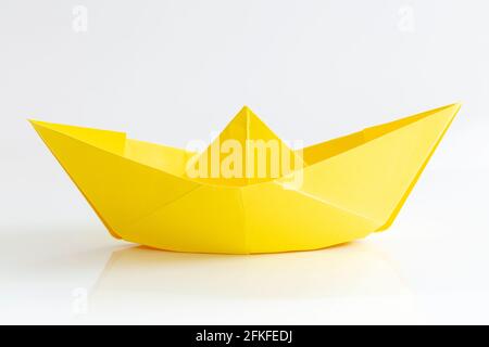 Yellow Paper Boat isolato su sfondo bianco Foto Stock