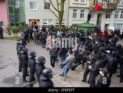 Amburgo, Germania. 01 Maggio 2021. Gli agenti di polizia circondano un gruppo di manifestanti di sinistra in una strada laterale non lontano dalla stazione ferroviaria principale. Credit: Daniel Reinhardt/dpa/Alamy Live News Foto Stock