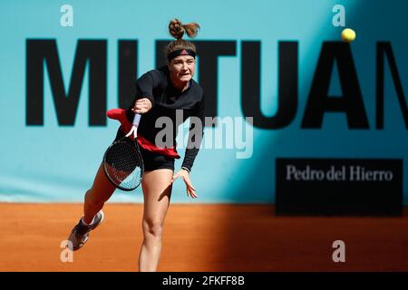 Karolina Muchova della Repubblica Ceca in azione durante la sua partita femminile contro Qiang Wang della Cina il secondo giorno del Mutua Madrid Open 2021, Masters 1000 torneo di tennis il 30 aprile 2021 a la Caja Magica a Madrid, Spagna - Foto Oscar J Barroso / Spagna DPPI / DPPI / LiveMedia Foto Stock