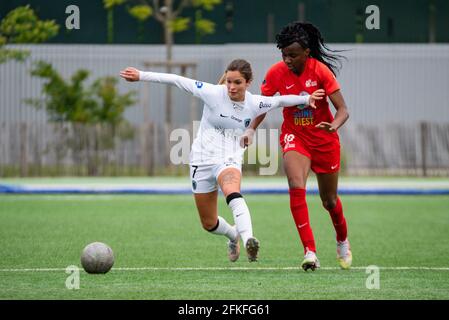 Tess Laplacette del Paris FC e Esther Mbakem Niaro del GPSO 92 Issy combattono per la palla durante la partita di calcio femminile del campionato francese D1 Arkema tra GPSO 92 Issy e Paris FC il 1° maggio 2021 allo stadio le Gallo di Boulogne-Billancourt, Francia - Foto Antoine Massinon / A2M Sport Consulting / DPPI Foto Stock