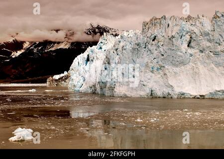 Il ghiacciaio Hubbard è una meraviglia naturale notevole situata nelle acque protette posteriori della baia di Yakutat. Foto Stock