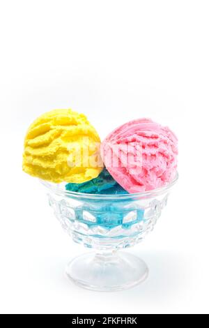 Scoop di giallo rosa e gelato blu su un Sfondo bianco Foto Stock