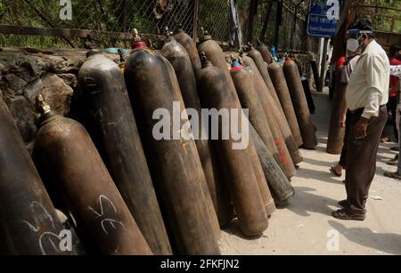 Nuova Delhi, India. 01 Maggio 2021. La gente sta aspettando le bombole di ossigeno ricaricate fuori del deposito a Nuova Delhi.India ha registrato 401,993 casi freschi di Covid-19 nella prima volta e 3,523 morti compreso 870 casi in Maharashtra e 375 in Delhi nelle ultime 24 ore in mezzo ad una crisi di ossigeno. Il bilancio del covid-19 dell'India è salito a 19,164,969. Credit: SOPA Images Limited/Alamy Live News Foto Stock