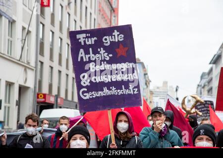 Demonstrantin hält Swild mit der Aufschrift: ' für gute Arbeitsbedingungen & ausreichend Gesundheitsschutz '. Zur traditionellen 1. Mai Demo versammelten sich 2021 a München Hunderte. Am Königsplatz warteten schon Tausende zu einer Großen Kundgebung des Deutschen Gewerkschaftsbund - DGB. * Demonstrator ha scritto: ' per buone condizioni di lavoro e sufficiente protezione della salute '. Centinaia di persone si sono unite alla manifestazione tradizionale dei lavoratori a Monaco, in Germania. A Koenigsplatz migliaia li aspettavano già al raduno del DGB. (Foto di Alexander Pohl/Sipa USA) Foto Stock