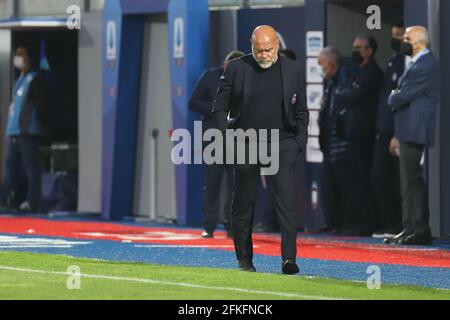 Crotone, Italia. 01 Maggio 2021. Allenatore Serie Cosmi (Crotone FC) durante FC Crotone vs Inter - FC Internazionale, Serie calcistica Italiana UNA partita a Crotone, Italia, Maggio 01 2021 Credit: Independent Photo Agency/Alamy Live News Foto Stock