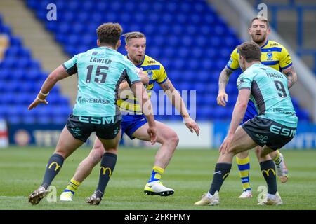 Warrington, Regno Unito. 01 Maggio 2021. Mike Cooper (10) di Warrington Wolves cerca di superare George Lawler (15) di Hull KR e Matt Parcell (9) di Hull KR a Warrington, Regno Unito, il 5/1/2021. (Foto di Simon Whitehead/News Images/Sipa USA) Credit: Sipa USA/Alamy Live News Foto Stock