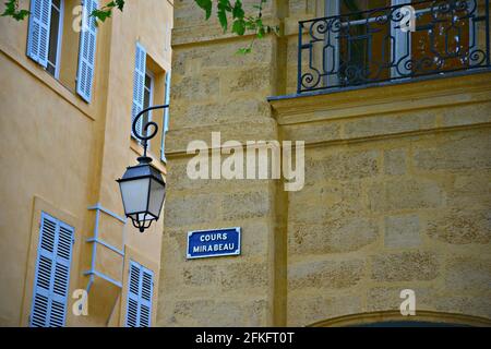 Cartello stradale e lanterna in ghisa su una parete di pietra nel centro storico di Aix-en-Provence Marsiglia, Provenza-Alpi-Côte Azzurra, Francia. Foto Stock