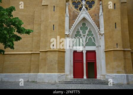 Facciata di Saint-Jean-de-Malte, una chiesa cattolica gotica nel quartiere Mazarin, Aix-en-Provence, Francia. Foto Stock