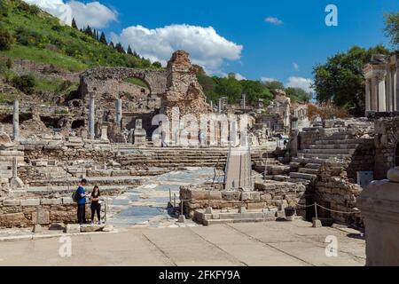 Selcuk, Smirne, Turchia - 04252021: Le rovine di un'antica città di Efeso, Smirne, Turchia. I turisti nazionali e stranieri visitano l'antica città. Foto Stock