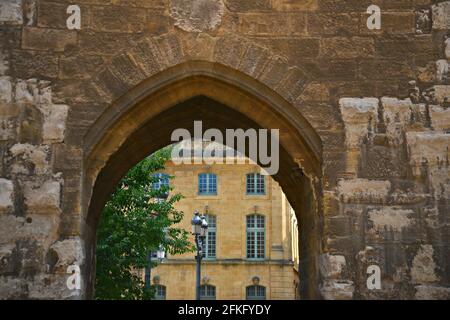 Vista panoramica ad arco in pietra dell'Hôtel du Poët nel centro storico di Aix-en-Provence, Marsiglia Francia. Foto Stock
