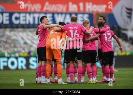 Swansea, Regno Unito. 01 Maggio 2021. Derby County pre match huddle a Swansea, Regno Unito il 5/1/2021. (Foto di Mike Jones/News Images/Sipa USA) Credit: Sipa USA/Alamy Live News Foto Stock