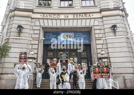 Barcellona, Catalogna, Spagna. 1 maggio 2021. I manifestanti sono visti di fronte all'edificio della Banca di Spagna con segni che leggono, mangiare gli animali provoca pandemie. I rappresentanti di Barcellona della ribellione animale, un movimento internazionale per la lotta per un sistema alimentare sostenibile, la giustizia climatica e la difesa degli animali, si sono Uniti sabato 1 maggio ad un'azione globale, condotta in diverse città del mondo; avvertire che cosa mangiare gli animali è la causa delle pandemie. Credit: Thiago Prudencio/DAX/ZUMA Wire/Alamy Live News Foto Stock