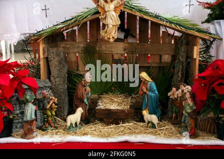 Closeup di figure, che rappresentano gesù bambino, su un presepio, o presepe sul Portogallo, nel periodo natalizio. Foto Stock