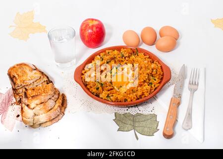 Pasto tradizionale portoghese di salsiccia di alheira mista con uova e prezzemolo. Foto Stock