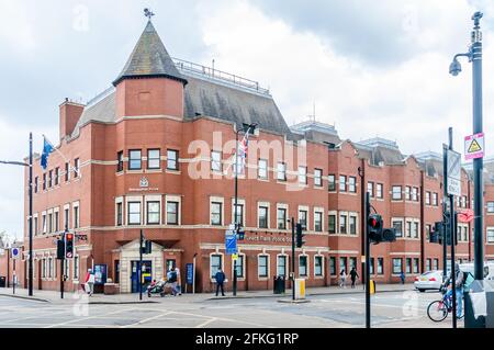 La stazione di polizia di Forest Gate, Newham, ha fatto una bella giornata di sole con poche persone che aspettano all'esterno. Foto Stock