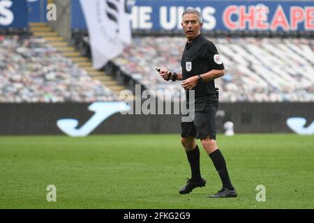 Swansea, Regno Unito. 01st May, 2021. Arbitro Darren Bond durante la partita a Swansea, Regno Unito, il 5/1/2021. (Foto di Mike Jones/News Images/Sipa USA) Credit: Sipa USA/Alamy Live News Foto Stock