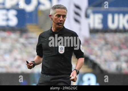 Swansea, Regno Unito. 01st May, 2021. Arbitro Darren Bond durante la partita a Swansea, Regno Unito, il 5/1/2021. (Foto di Mike Jones/News Images/Sipa USA) Credit: Sipa USA/Alamy Live News Foto Stock