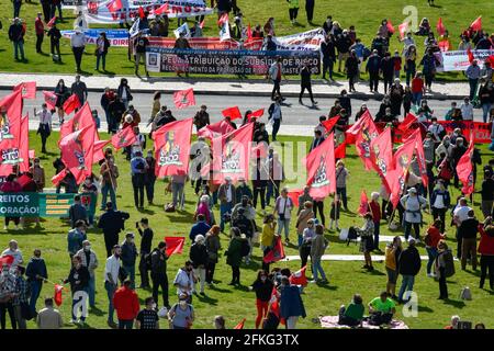 Lisbona, Portogallo. 01 Maggio 2021. I partecipanti al raduno del Labor Day si riuniscono al Parco Alameda. Centinaia di persone hanno partecipato alla commemorazione del 1° maggio, Festa del lavoro, organizzata dai sindacati dei lavoratori del paese. La celebrazione si è concentrata soprattutto nella capitale Lisbona e nelle città di Porto e Viseu. Credit: SOPA Images Limited/Alamy Live News Foto Stock