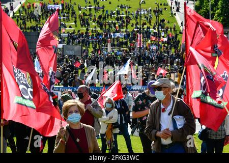 Lisbona, Portogallo. 01 Maggio 2021. I partecipanti al raduno del Labor Day si riuniscono al Parco Alameda. Centinaia di persone hanno partecipato alla commemorazione del 1° maggio, Festa del lavoro, organizzata dai sindacati dei lavoratori del paese. La celebrazione si è concentrata soprattutto nella capitale Lisbona e nelle città di Porto e Viseu. Credit: SOPA Images Limited/Alamy Live News Foto Stock