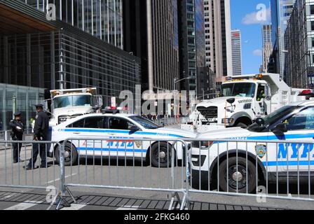 New York City, New York / USA - Marzo 24 2018: Blocco della polizia di NYPD all'angolo della 6th Avenue e West 42nd Street durante la marcia per le nostre vite. Foto Stock