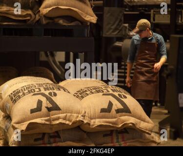 Sacchi di chicchi di caffè guatemaltechi per la torrefazione nella Starbucks Reserve Roastery, Nanjing Road, Shanghai Foto Stock