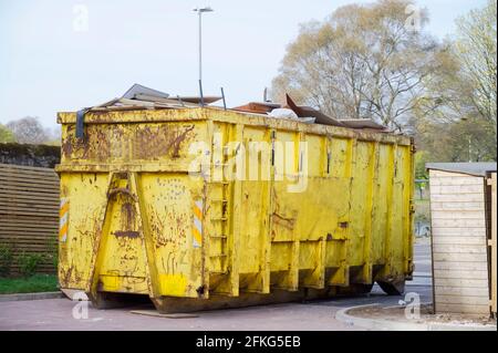 Rifiuti e rifiuti in skip per lo smaltimento presso il sito di scarico Foto Stock