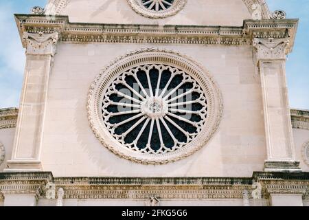 Primo piano con rosone rotondo nella basilica a tre navate di San Giacomo a Sibenik, Croazia Foto Stock