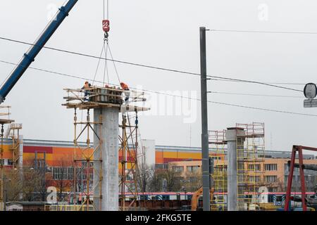 Mosca, Russia - 30 aprile 2021. Lavoratori che costruiscono un supporto ponte Foto Stock