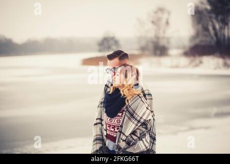 ritratto all'aperto coppia innamorata, uomo bearded e donna bionda Foto Stock