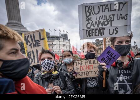 Londra, Regno Unito. 1 maggio 2021. Uccidi la protesta di Bill. Migliaia di persone si riuniscono a Trafalgar Square pronti a marzo contro un nuovo progetto di legge di polizia, crimine, condanna e tribunali il giorno di maggio (o Festa del lavoro). Numerosi movimenti sociali si sono uniti per protestare contro il disegno di legge, che a loro parere avrebbe posto significativi cordoni sulla libertà di parola e di riunione, dando poteri di polizia per frenare le proteste, tra le altre misure. Credit: Guy Corbishley/Alamy Live News Foto Stock