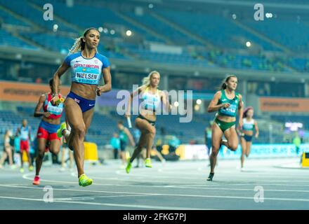 Stadio Slesiano, Chorzow, Polonia. 1 maggio 2021. World Athletics Relays 2021. Giorno 1; Laviai Nielsen di Gran Bretagna nel misto 4 x 400 riscaldatori credito: Action Plus Sport/Alamy Live News Foto Stock