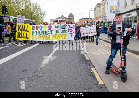 Bristol, Regno Unito. 1 maggio 2021. Uccidere il disegno di legge i dimostranti sono raffigurati mentre prendono parte alla undicesima protesta di Bristol ‘uccidere il disegno di legge’. I manifestanti sono scesi di nuovo nelle strade di Bristol per dimostrare la condanna della polizia contro il crimine e la legge dei tribunali che il governo britannico vuole mettere in vigore. Il disegno di legge include importanti proposte governative sulla criminalità e la giustizia in Inghilterra e Galles. Credit: Lynchpics/Alamy Live News Foto Stock