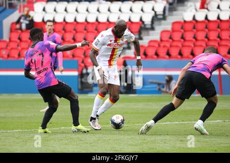 Parigi, Francia, 1 maggio 2021, Duel FOFANA 8 Lens e GANA 27 PSG durante il campionato francese Ligue 1 partita di calcio tra Parigi Saint-Germain e RC Lens il 1 maggio 2021 allo stadio Parc des Princes di Parigi, Francia - Foto Laurent Sanson / LS Medianord / DPPI Foto Stock