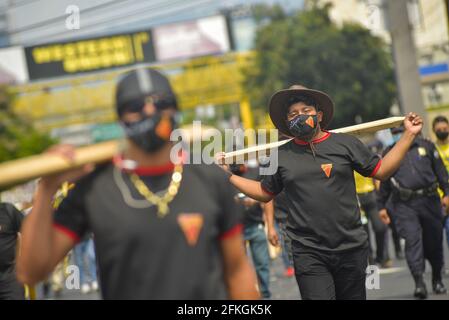 San Salvador, El Salvador. 01 Maggio 2021. Gli studenti dell'università nazionale di El Salvador marciano per strada mentre trasportavano bastoni raffiguranti matite durante la manifestazione. I lavoratori scesi per le strade durante la giornata internazionale dei lavoratori in mezzo alla pandemia COVID-19. Credit: SOPA Images Limited/Alamy Live News Foto Stock