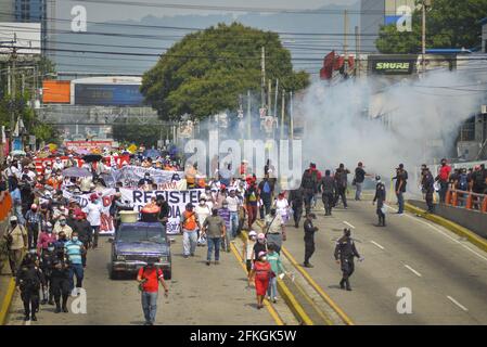 San Salvador, El Salvador. 01 Maggio 2021. I lavoratori marciano per strada durante la manifestazione. I lavoratori scesi per le strade durante la giornata internazionale dei lavoratori in mezzo alla pandemia COVID-19. Credit: SOPA Images Limited/Alamy Live News Foto Stock