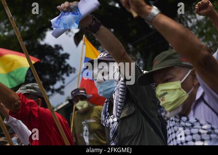 San Salvador, El Salvador. 01 Maggio 2021. I manifestanti sono scesi in piazza durante la giornata internazionale dei lavoratori in mezzo alla pandemia COVID-19. (Foto di Camilo Freedman/SOPA Images/Sipa USA) Credit: Sipa USA/Alamy Live News Foto Stock