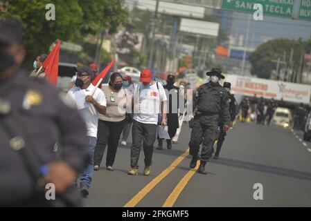 San Salvador, El Salvador. 01 Maggio 2021. Ufficiali di polizia e manifestanti marciano per strada durante la manifestazione. I lavoratori scesi per le strade durante la giornata internazionale dei lavoratori in mezzo alla pandemia COVID-19. (Foto di Camilo Freedman/SOPA Images/Sipa USA) Credit: Sipa USA/Alamy Live News Foto Stock