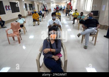 Prayagraj, Uttar Pradesh, India. 1 maggio 2021. I giovani riposano dopo aver somministrato la prima dose del vaccino COVID19 al Moti Lal Neharu Medical College. Credit: Prabhat Kumar Verma/ZUMA Wire/Alamy Live News Foto Stock