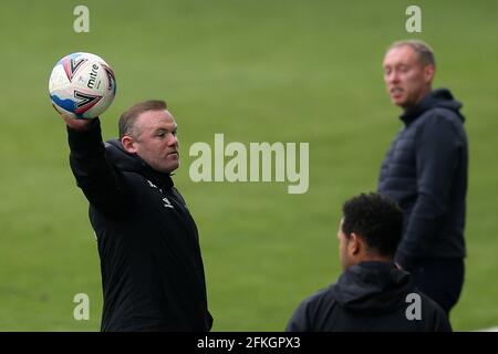 Swansea, Regno Unito. 01 Maggio 2021. Wayne Rooney, il direttore della contea di Derby tenta di prendere la palla. EFL Skybet Championship, Swansea City contro Derby County al Liberty Stadium di Swansea sabato 1 maggio 2021. Questa immagine può essere utilizzata solo per scopi editoriali. Solo per uso editoriale, è richiesta una licenza per uso commerciale. Nessun utilizzo nelle scommesse, nei giochi o nelle pubblicazioni di un singolo club/campionato/giocatore. pic di Andrew Orchard/Andrew Orchard sports photography/Alamy Live news Credit: Andrew Orchard sports photography/Alamy Live News Foto Stock