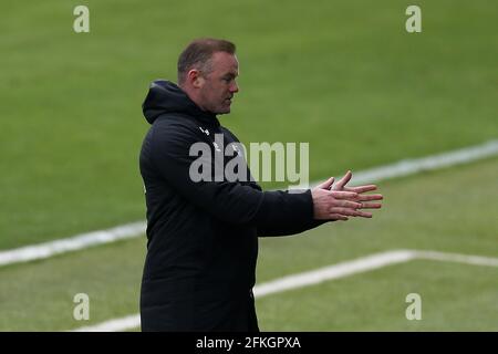 Swansea, Regno Unito. 01 Maggio 2021. Wayne Rooney, il responsabile della contea di Derby guarda sopra. EFL Skybet Championship, Swansea City contro Derby County al Liberty Stadium di Swansea sabato 1 maggio 2021. Questa immagine può essere utilizzata solo per scopi editoriali. Solo per uso editoriale, è richiesta una licenza per uso commerciale. Nessun utilizzo nelle scommesse, nei giochi o nelle pubblicazioni di un singolo club/campionato/giocatore. pic di Andrew Orchard/Andrew Orchard sports photography/Alamy Live news Credit: Andrew Orchard sports photography/Alamy Live News Foto Stock