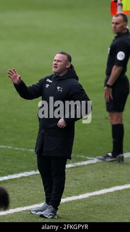 Swansea, Regno Unito. 01 Maggio 2021. Wayne Rooney, il responsabile della contea di Derby guarda sopra. EFL Skybet Championship, Swansea City contro Derby County al Liberty Stadium di Swansea sabato 1 maggio 2021. Questa immagine può essere utilizzata solo per scopi editoriali. Solo per uso editoriale, è richiesta una licenza per uso commerciale. Nessun utilizzo nelle scommesse, nei giochi o nelle pubblicazioni di un singolo club/campionato/giocatore. pic di Andrew Orchard/Andrew Orchard sports photography/Alamy Live news Credit: Andrew Orchard sports photography/Alamy Live News Foto Stock