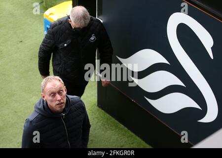 Steve Cooper, il direttore/allenatore della città di Swansea, guarda avanti mentre cammina lungo il tunnel dopo il gioco. EFL Skybet Championship, Swansea City contro Derby County al Liberty Stadium di Swansea sabato 1 maggio 2021. Questa immagine può essere utilizzata solo per scopi editoriali. Solo per uso editoriale, è richiesta una licenza per uso commerciale. Nessun utilizzo nelle scommesse, nei giochi o nelle pubblicazioni di un singolo club/campionato/giocatore. pic di Andrew Orchard/Andrew Orchard sports photography/Alamy Live news Foto Stock