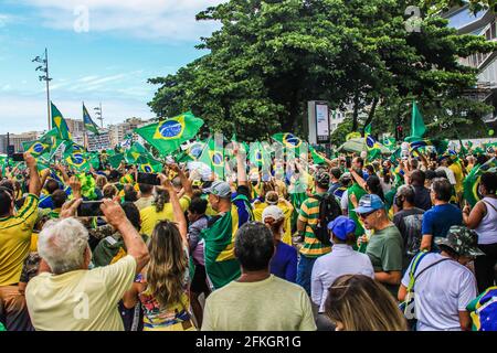 1 maggio 2021: BRASILE. RIO DE JANEIRO. 1 maggio 2021. PROTESTA. I sostenitori del presidente Jair Bolsonaro si uniscono a una manifestazione a suo favore nella festa del 1° maggio, festa del lavoro, ai margini della spiaggia di Copacabana, zona sud. Credit: Ellan Lustosa/ZUMA Wire/Alamy Live News Foto Stock