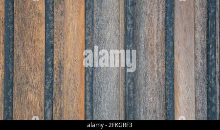 Finestra casa in stile arabo con griglie in metallo. Foto Stock