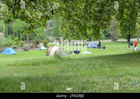 2011 matrimonio reale. Le persone si sono accampate nelle tende del St James's Park presso il Mall per essere prima sulla recinzione nella speranza di cogliere un'occhiata a William e Kate Foto Stock