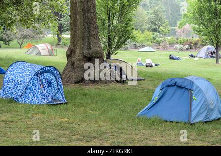 2011 matrimonio reale. Le persone si sono accampate nelle tende del St James's Park presso il Mall per essere prima sulla recinzione nella speranza di cogliere un'occhiata a William e Kate Foto Stock