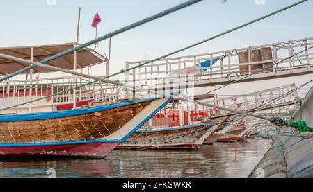 I dhows tradizionali si sono parcheggiati insieme nella Corniche di Doha. Fuoco selettivo Foto Stock