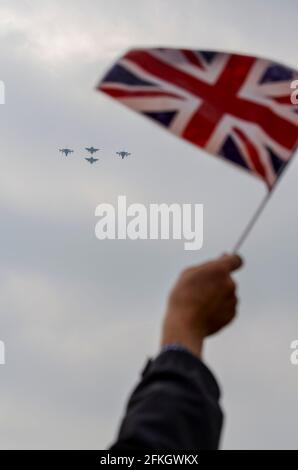 2011 matrimonio reale. Royal Air Force, RAF Jets sorvolano il Mall e Buckingham Palace per il matrimonio di William e Kate. Bandiera Union Jack che oscilla Foto Stock