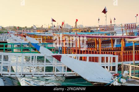 I dhows tradizionali si sono parcheggiati insieme nella Corniche di Doha. Fuoco selettivo Foto Stock